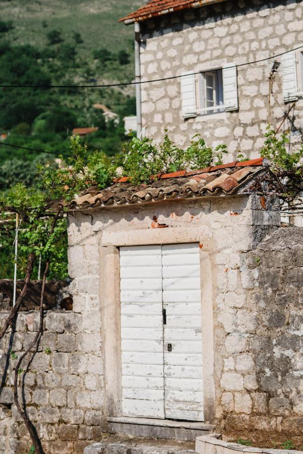 White Shutters House Villa Risan Luaran gambar