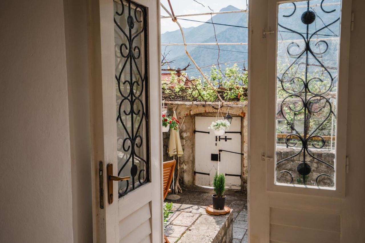 White Shutters House Villa Risan Luaran gambar
